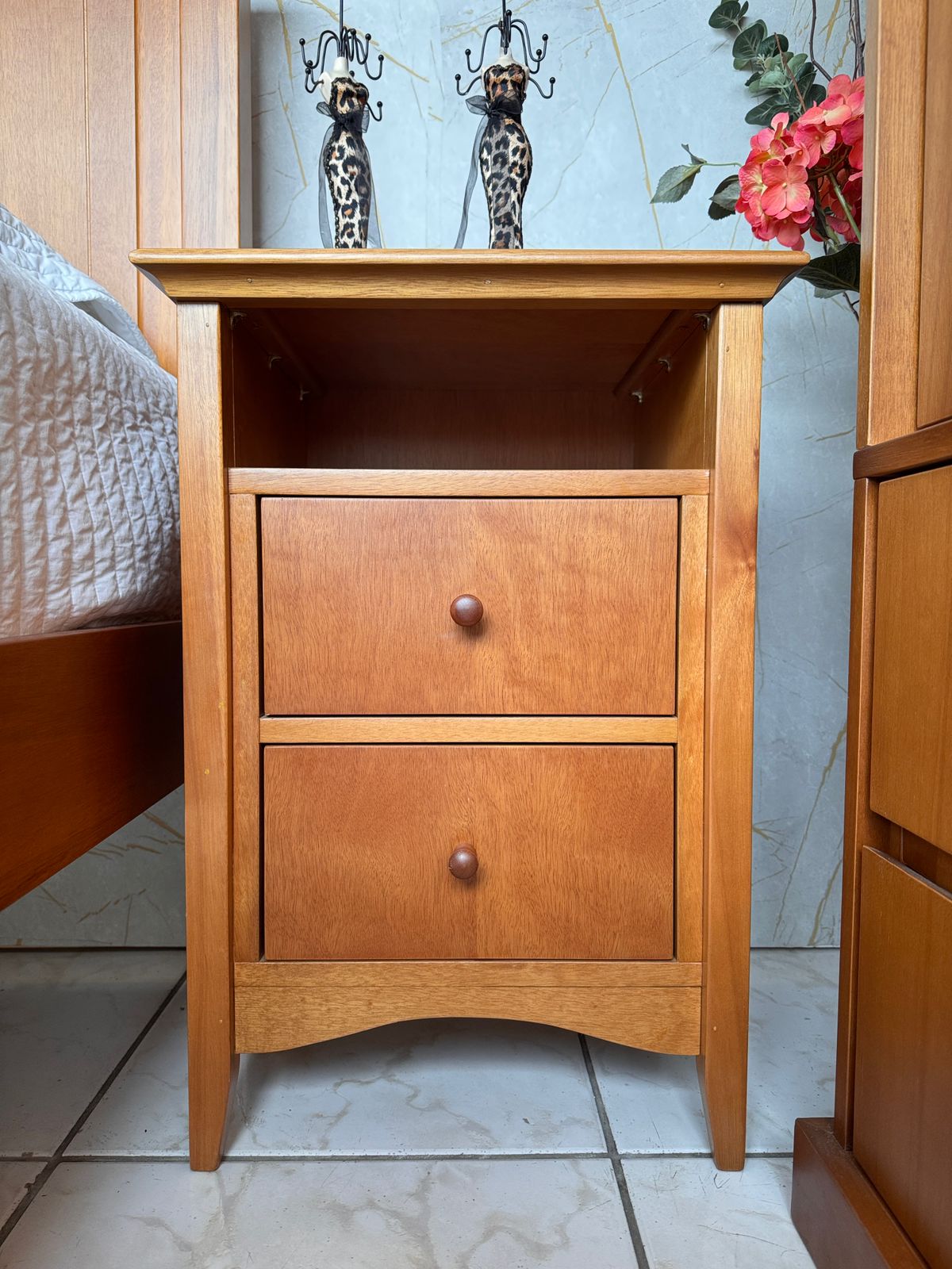 Mesa de Cabeceira Vila Real com Nicho
