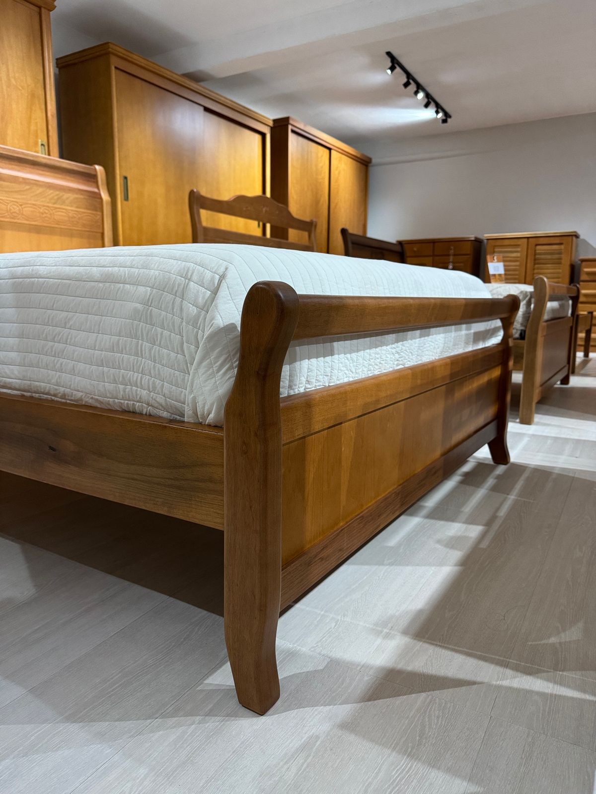 Cama Casal Madeira Maciça Riscado Fechado Amêndoa