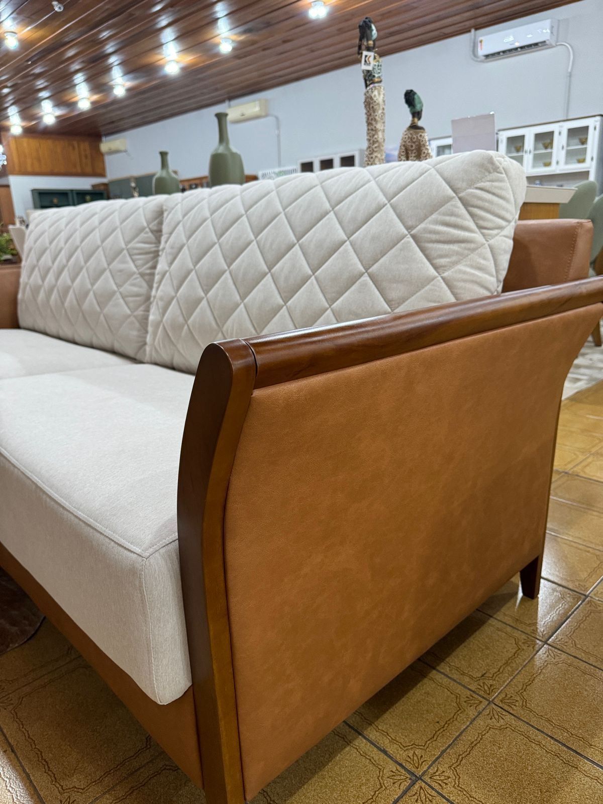 Sofá Atualle Couro Sintético Caramelo/Linho Off White 86 cm x 220 cm x 95 cm