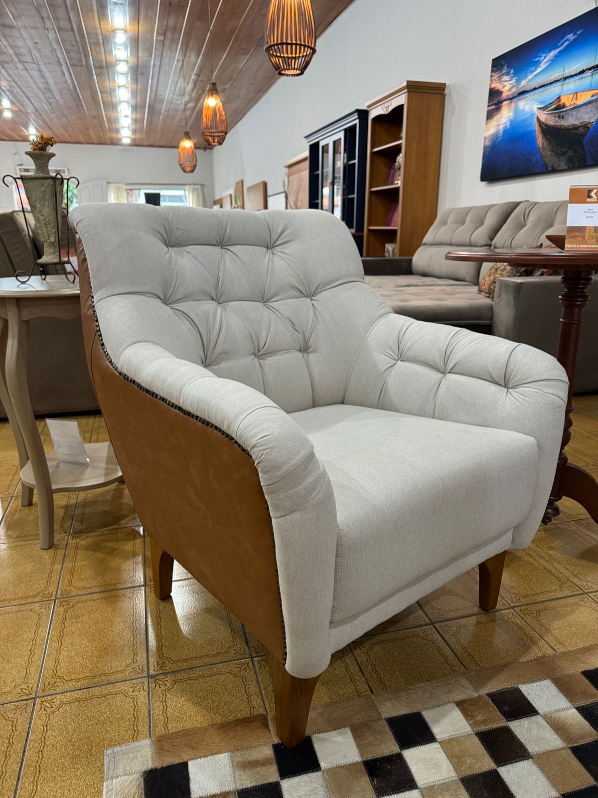 Poltrona Pietra Couro Sintético Caramelo/Linho Off White 90 cm x 78 cm x 85 cm