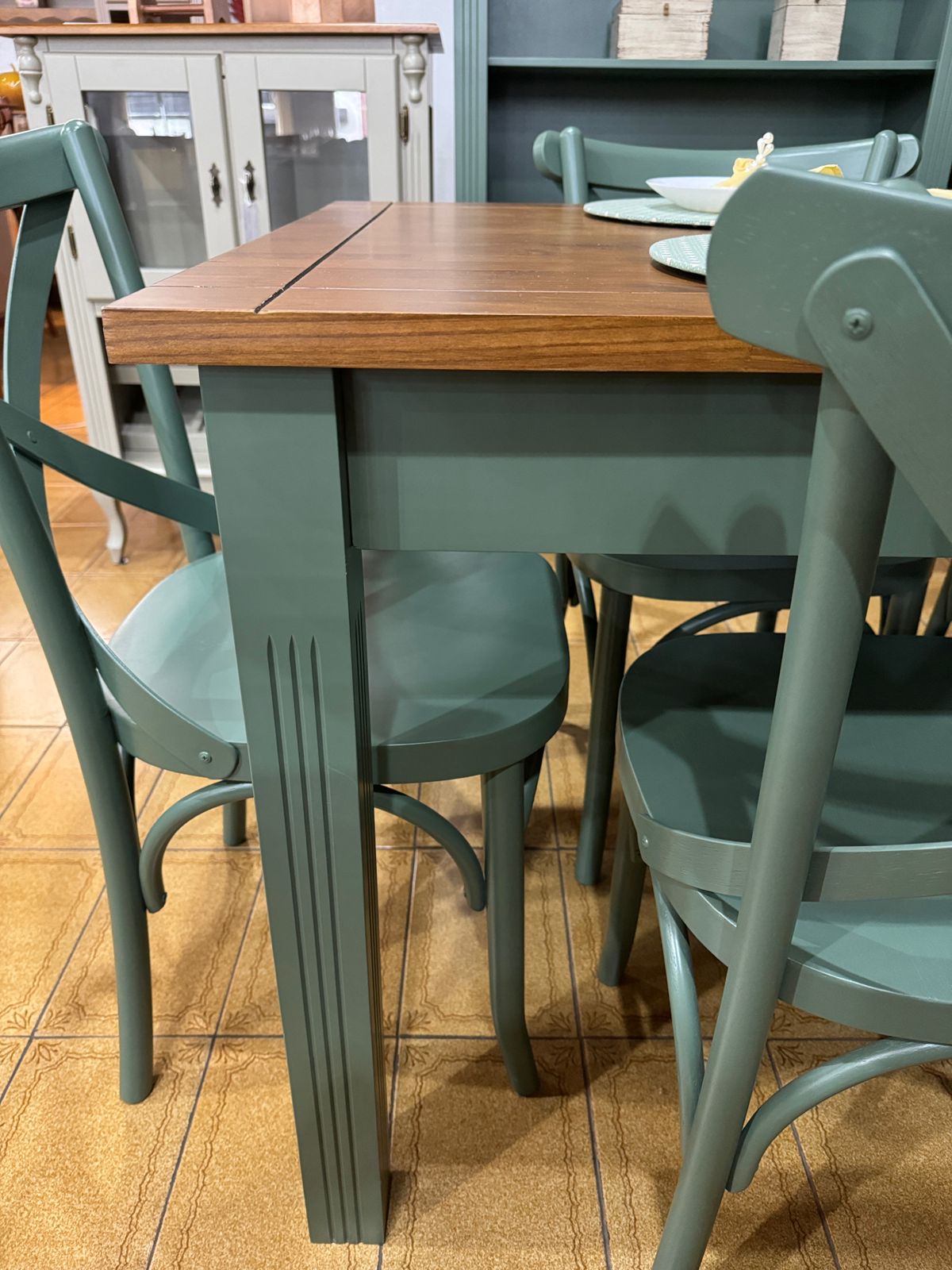 Mesa Colonial Verde Kalle/Imbuia 80 cm x 160 cm x 80 cm