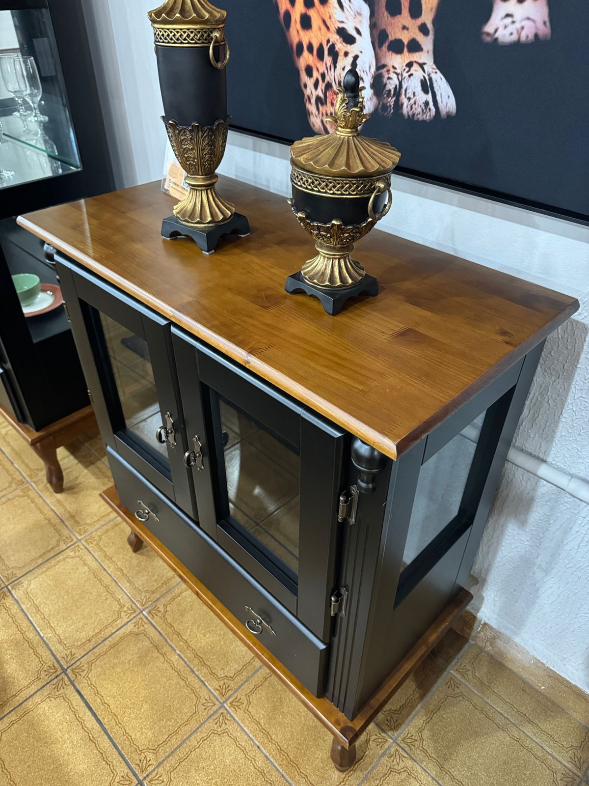 Cristaleira Baixa com Gaveta Preto/Pinhão 92 cm x 79 cm x 40 cm