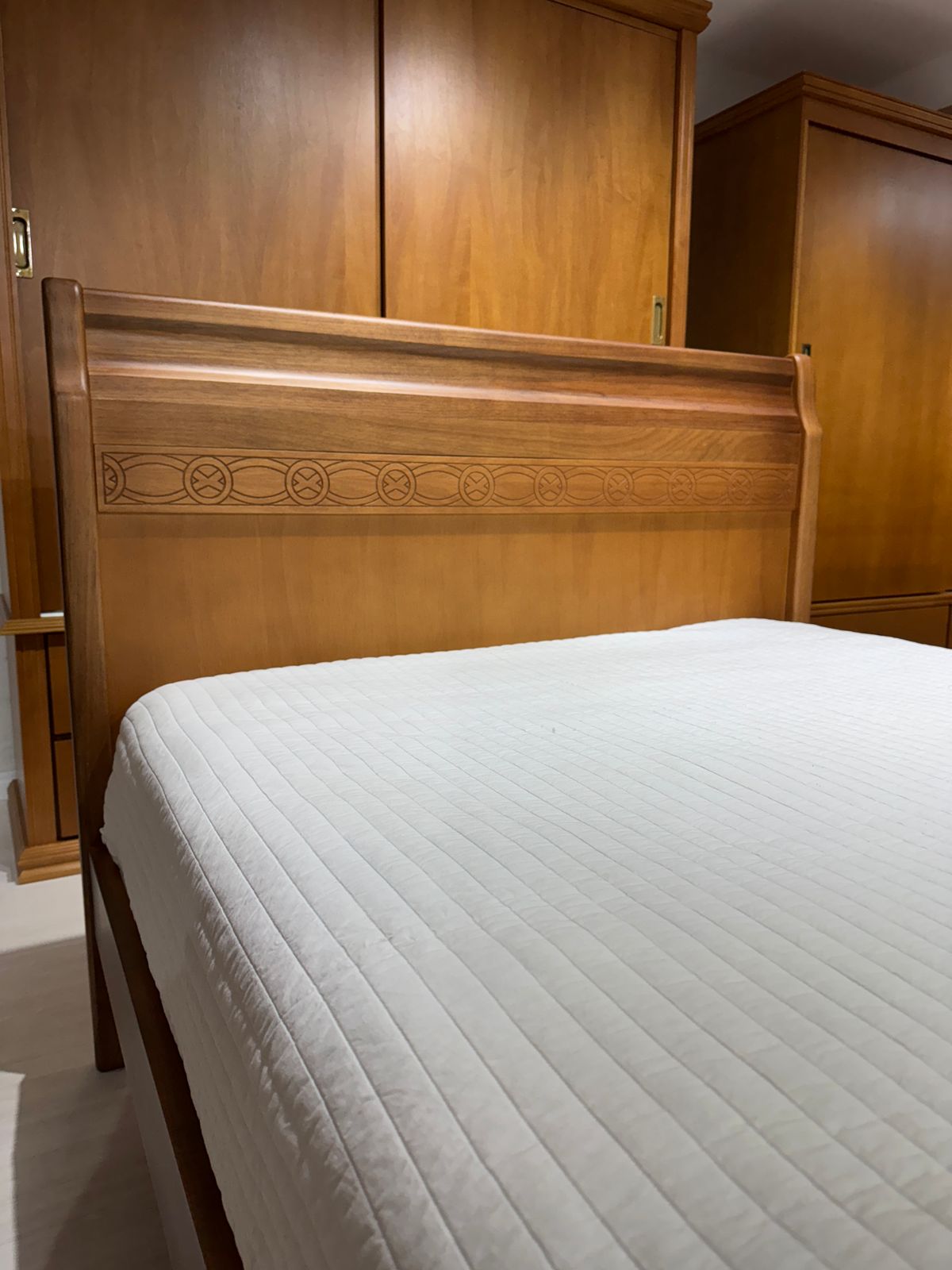 Cama Casal Madeira Maciça Riscado Fechado Amêndoa
