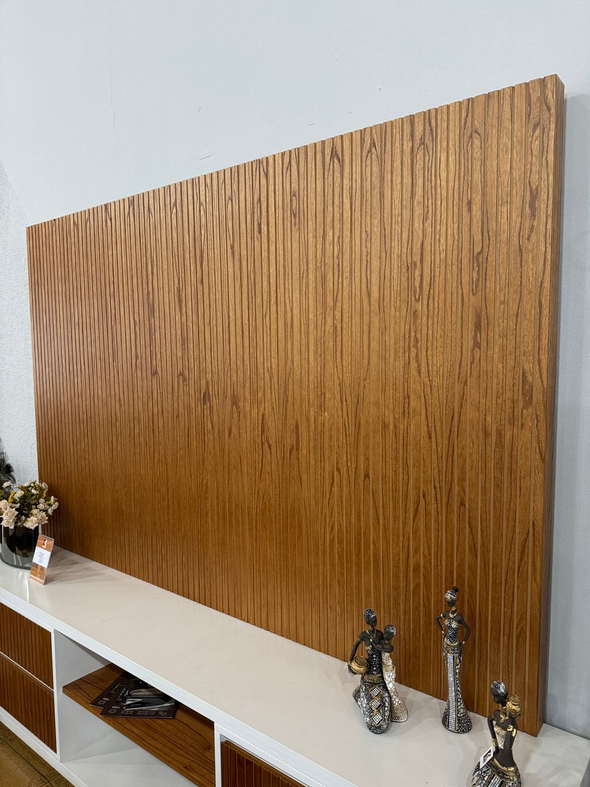 Home Theater Dhamar Madeira Maciça Amêndoa/Branco 187 cm x 200 cm x 41 cm