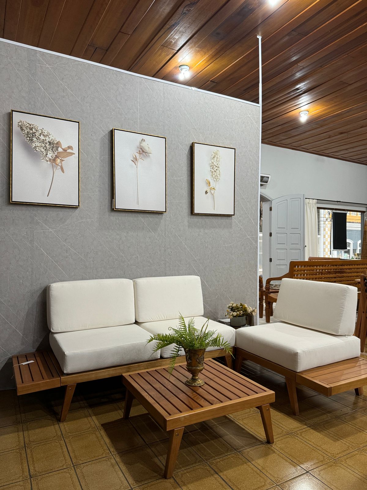 Sofá Arpoador almofada branca 2,40 x 1,70