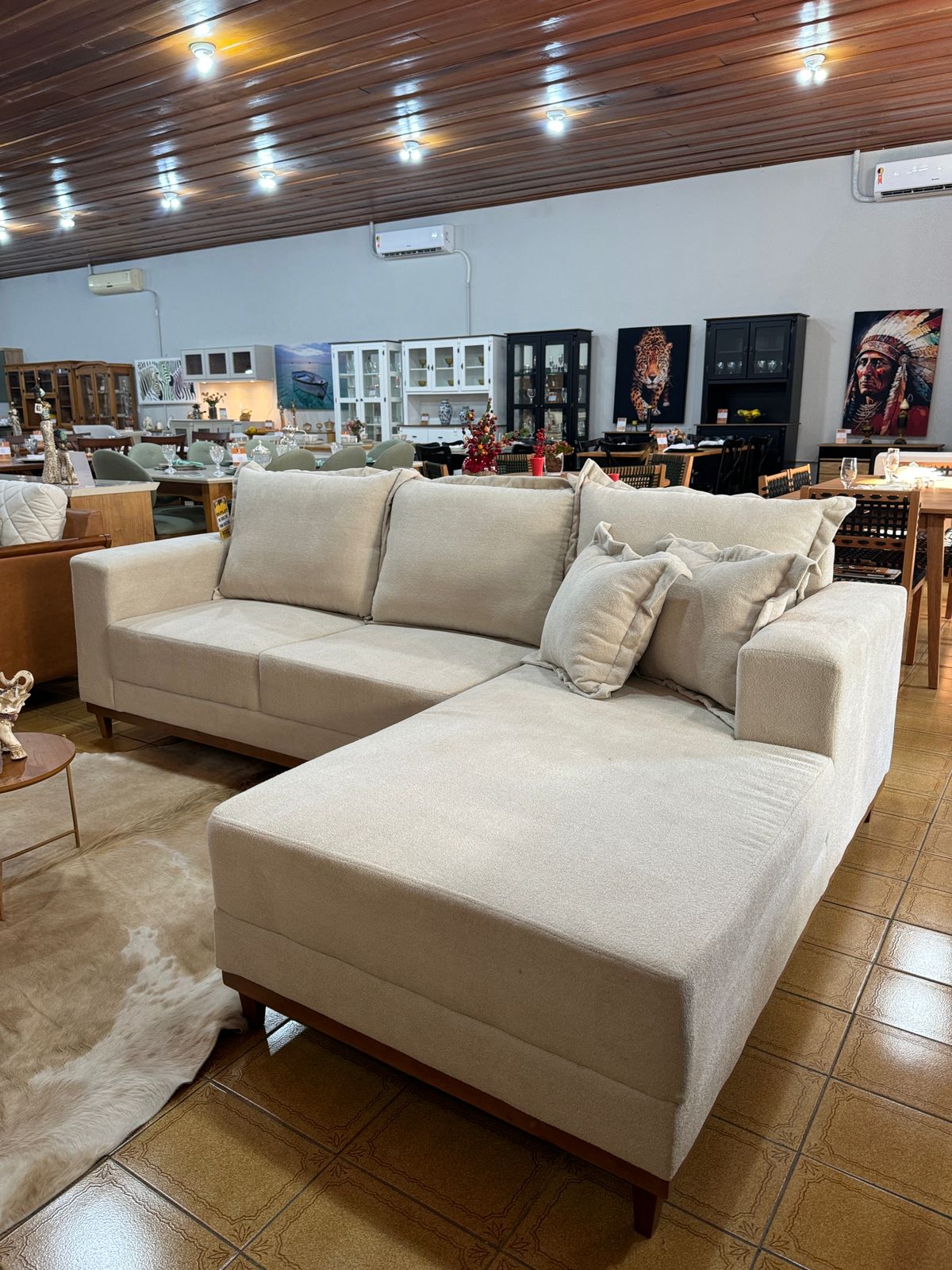 ⁠Sofá com chaise  linho branco 2,60 x 1,70