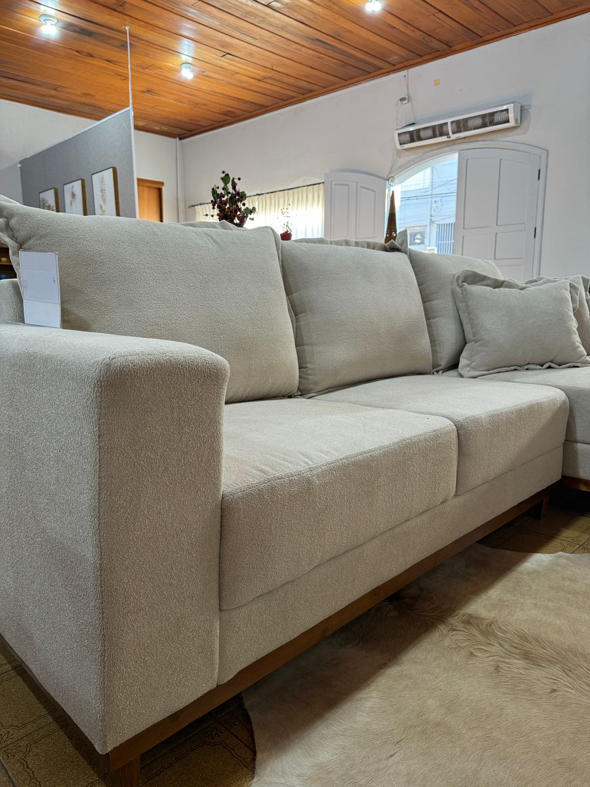 ⁠Sofá com chaise  linho branco 2,60 x 1,70