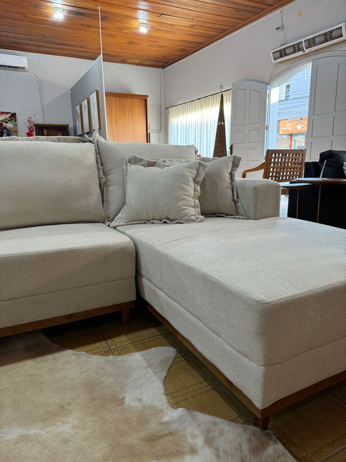 ⁠Sofá com chaise  linho branco 2,60 x 1,70