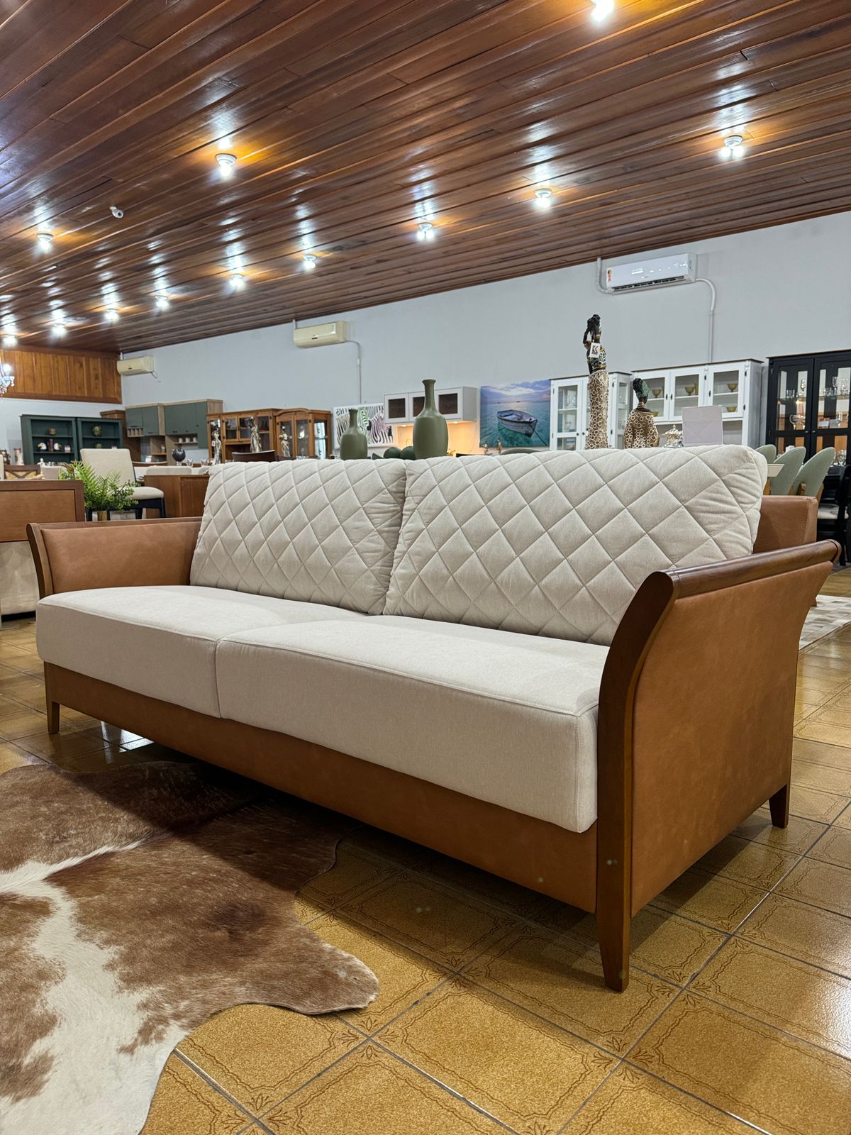 Sofá Atualle Couro Sintético Caramelo/Linho Off White 86 cm x 220 cm x 95 cm