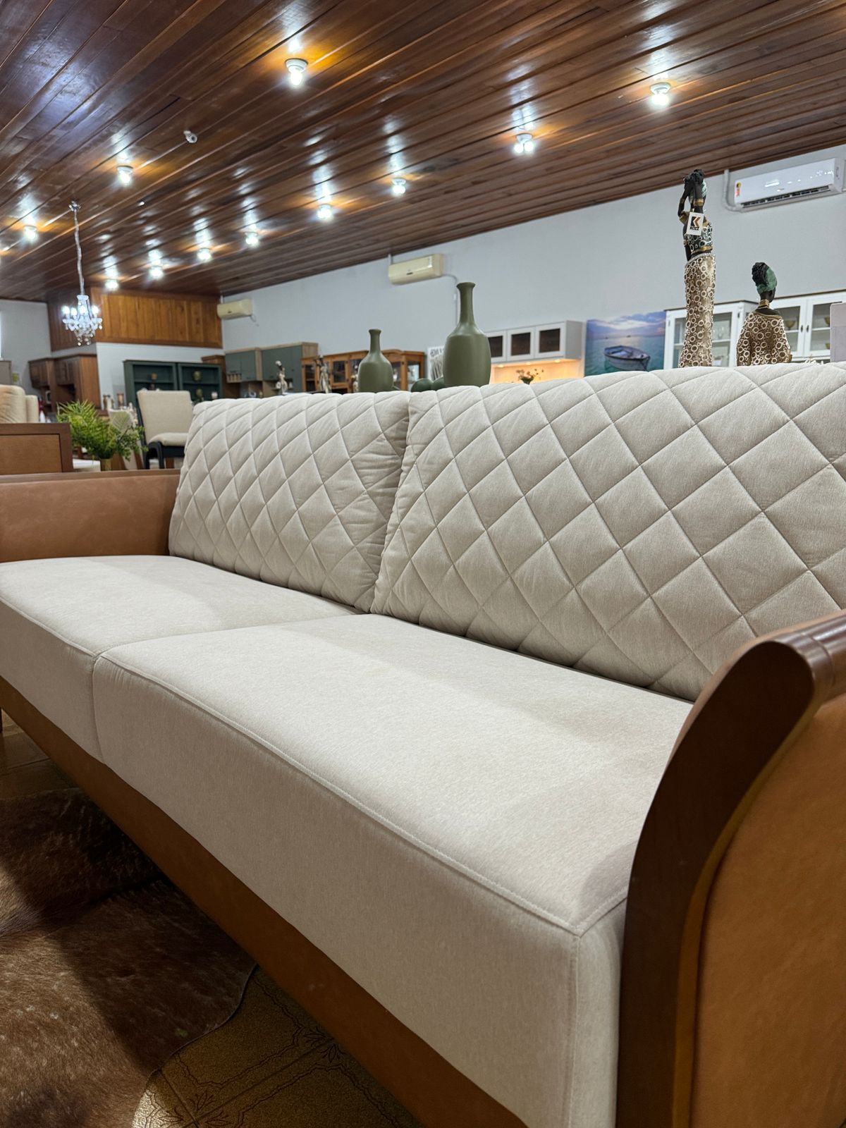 Sofá Atualle Couro Sintético Caramelo/Linho Off White 86 cm x 220 cm x 95 cm