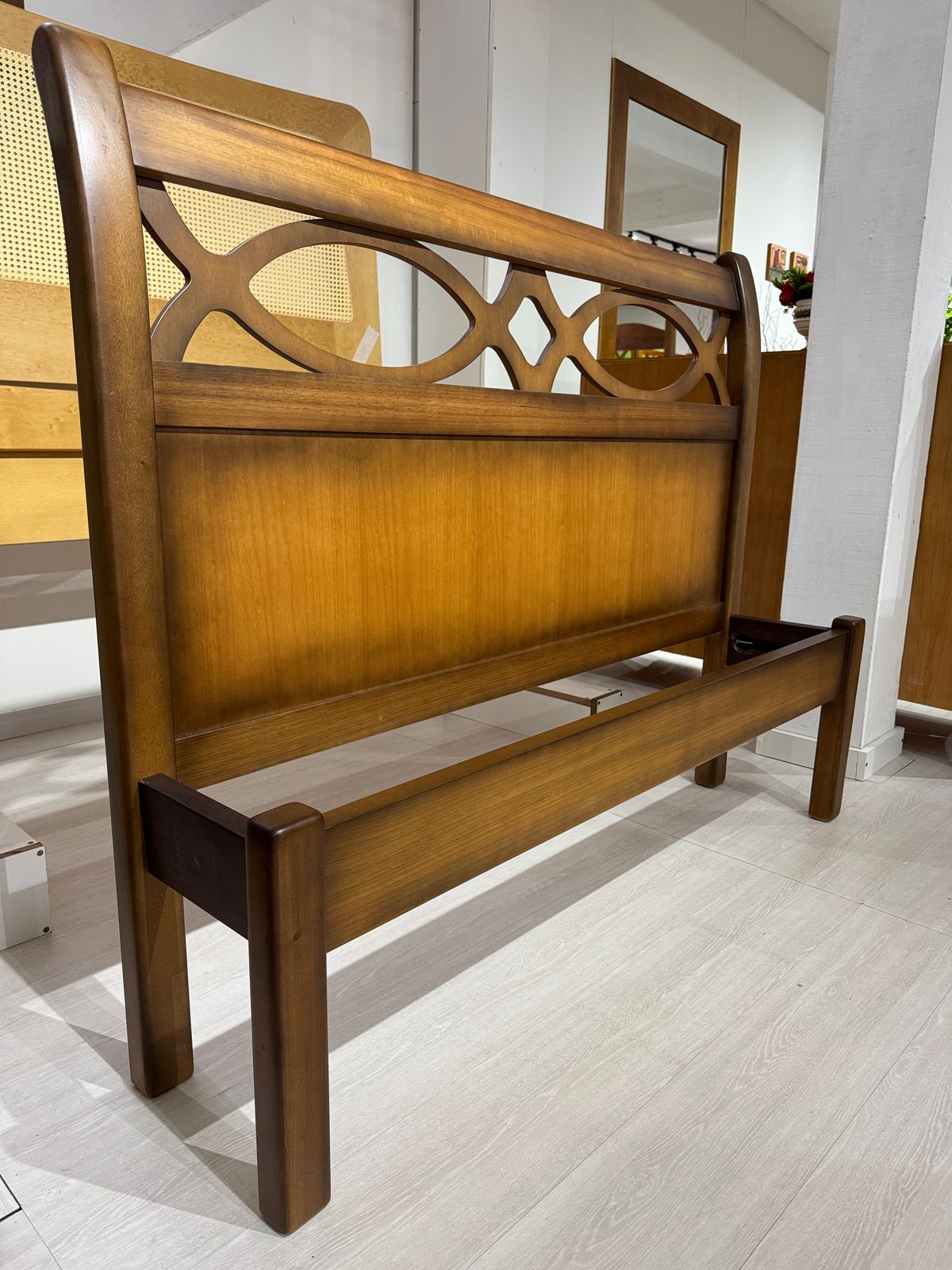 Cama Casal Madeira Maciça Aurora Amêndoa Envelhecido