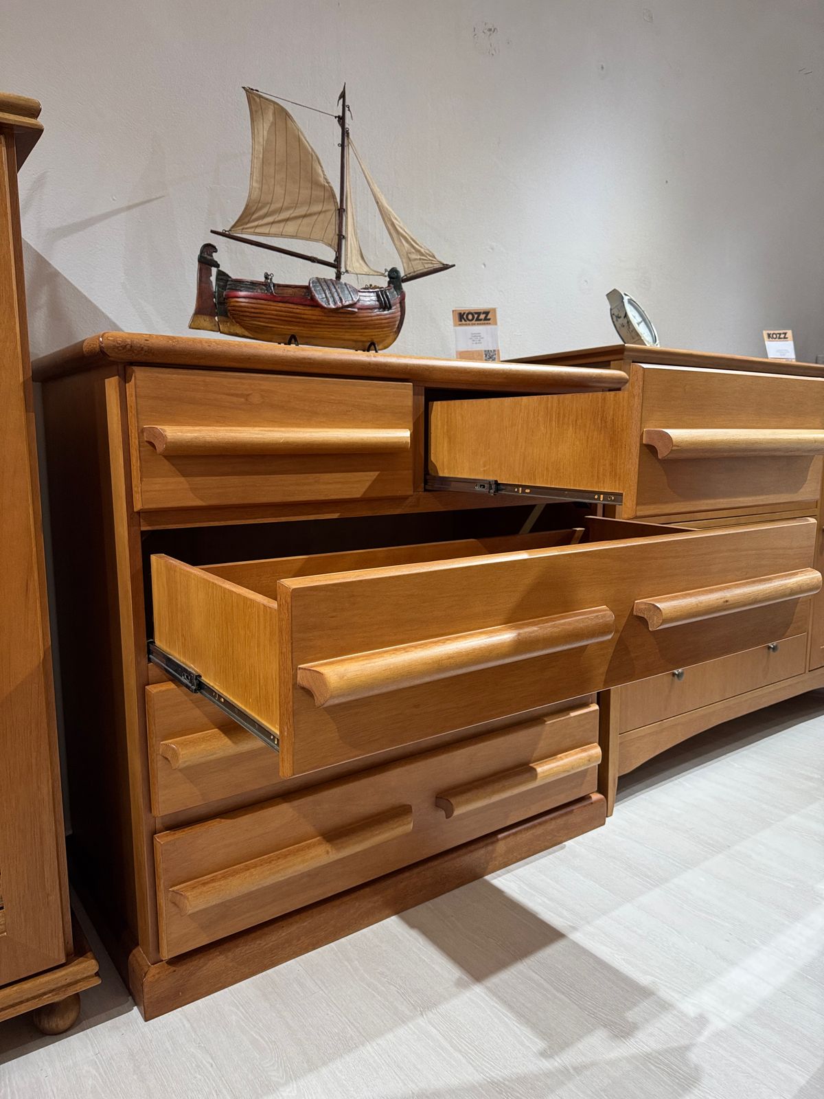 Cômoda Califórnia Madeira Maciça Mel 100 cm x 105 cm x 53 cm