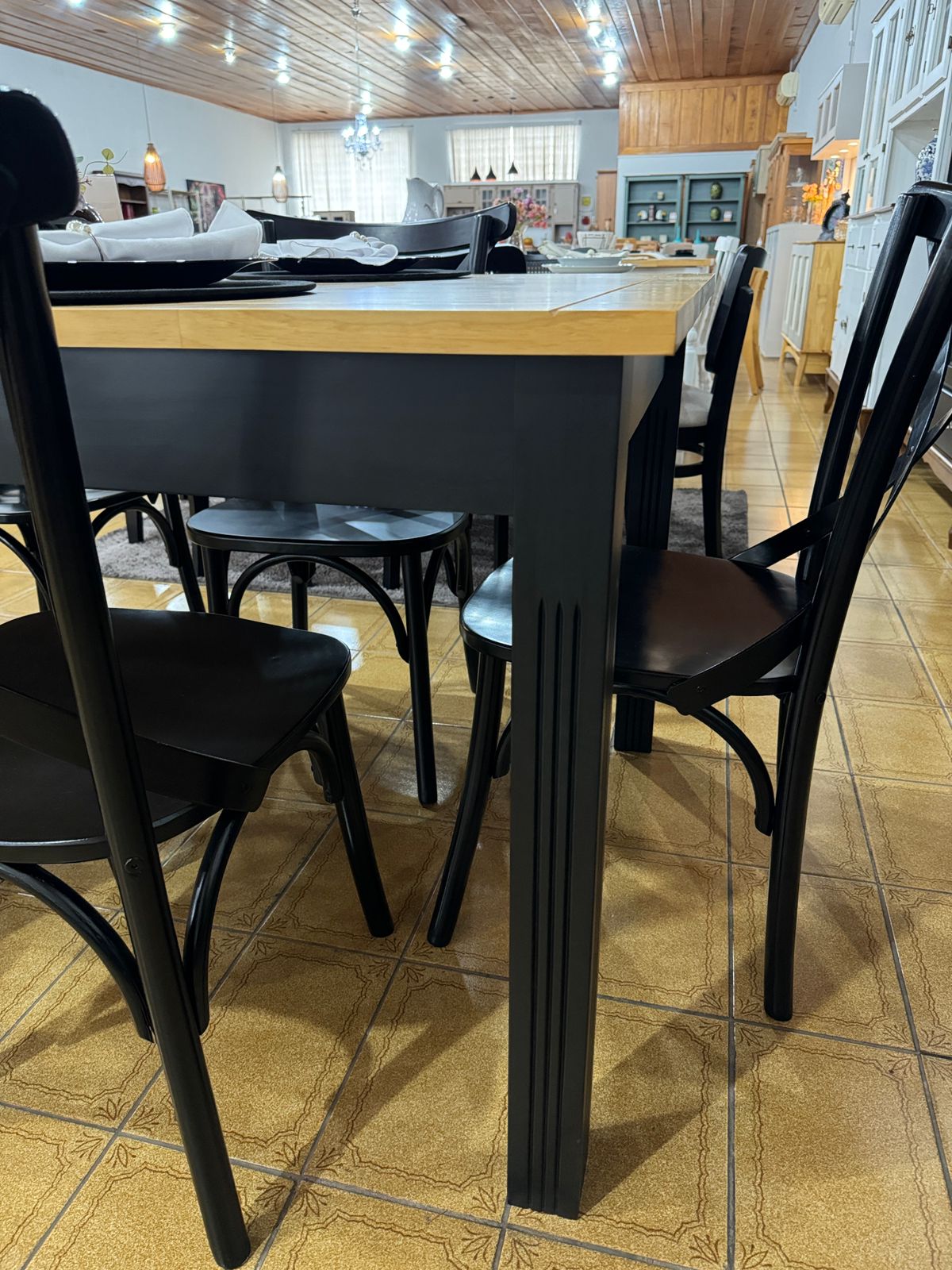 Mesa Colonial Preto/Garapa 80 cm x 160 cm x 80 cm