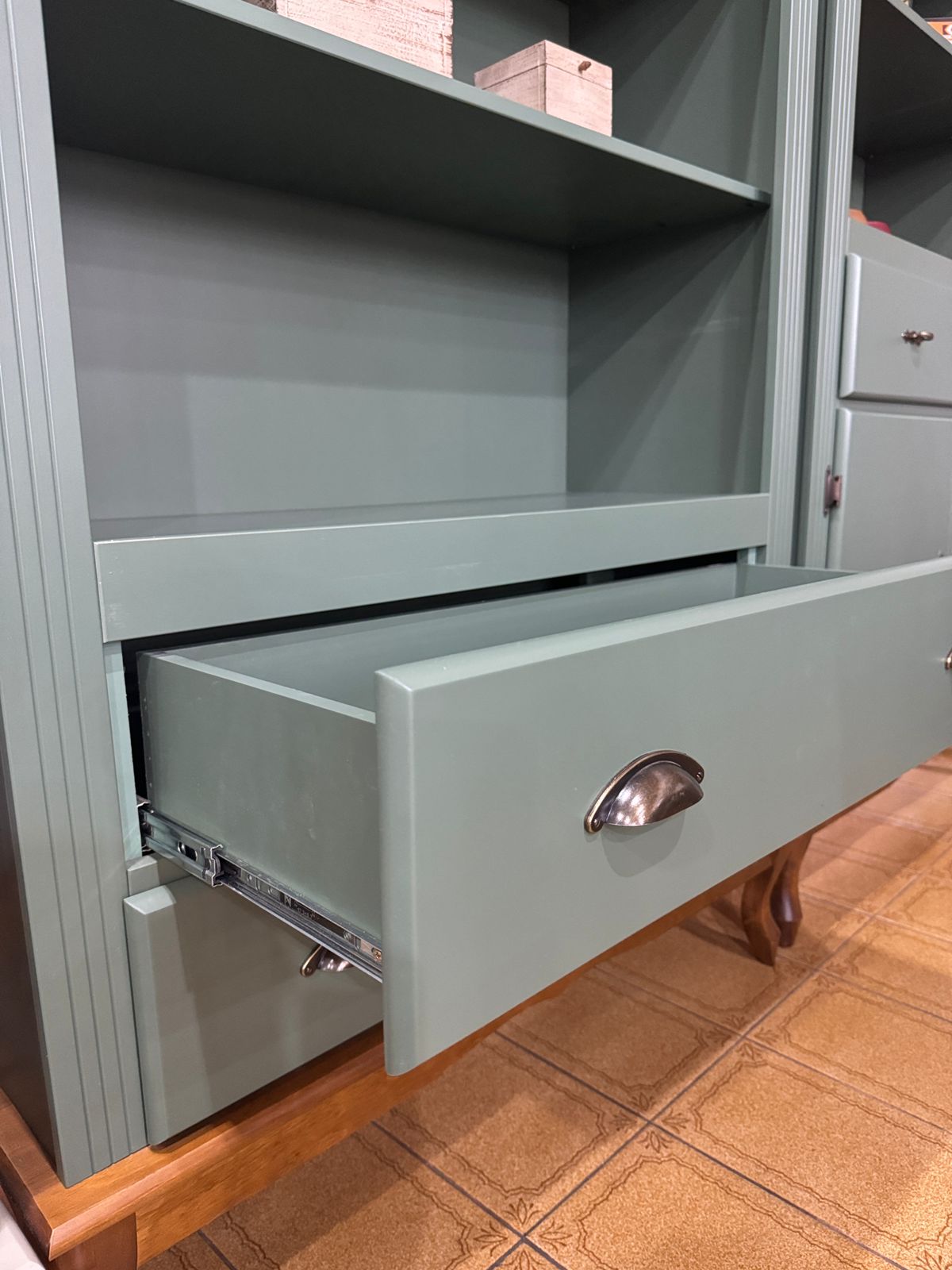 Estante de Livro 2 Gavetas Verde Kalle/Imbuia 205 cm x 100 cm x 40 cm